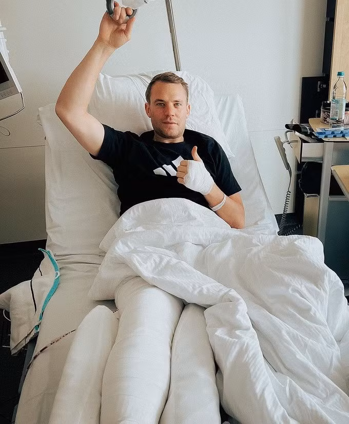 Manuel Neuer chia sẻ hình ảnh anh vừa trải qua ca phẫu thuật gãy chân do trượt tuyết (Ảnh: Instagram).