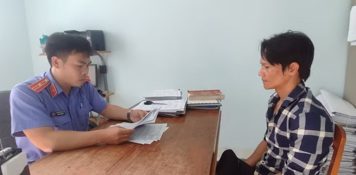 Kiểm sát viên tống đạt Cáo trạng cho bị can. Ảnh: VKS Tuy Phong