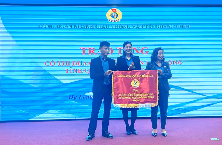 LĐLĐ tỉnh tặng cờ cho Công đoàn Công ty CP vận tải ô tô Quảng Ninh.