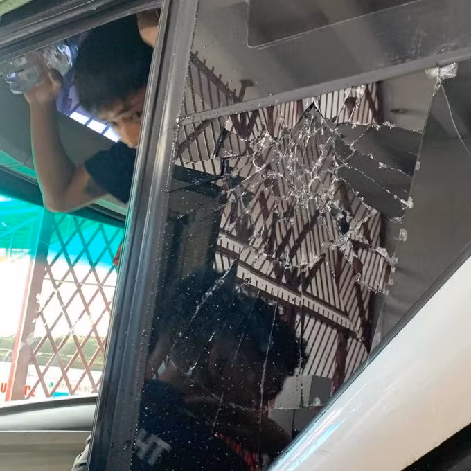 Cầu thủ Thái Lan vào sân sau cuộc tấn công của CĐV Indonesia.
