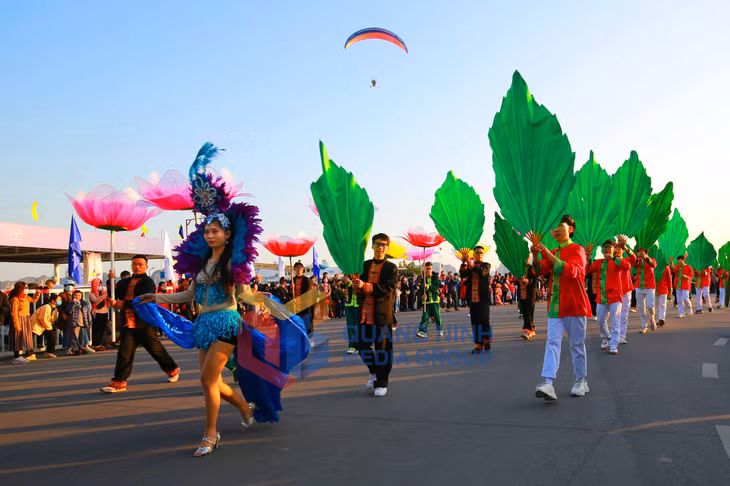 Các vũ công trong trang phục Carnival rực rỡ sắc màu... (1-2021). Ảnh: Ảnh Vũ Bích Cương