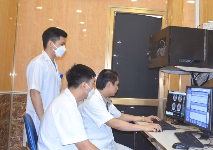 Phần mềm trí tuệ nhân tạo RAPID phục vụ hiệu quả cho các y, bác sĩ Bệnh viện Đa khoa tỉnh trong chẩn đoán và điều trị cho bệnh nhân đột quỵ nhồi máu não.