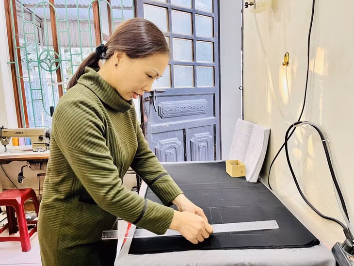 Con gái lớn đã vào đại học, con trai thứ hai đang học cấp 3, chị Huyền mở hiệu may tại nhà để chủ động chăm lo con cái, trông coi nhà cửa.