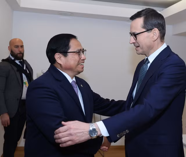 Tại cuộc gặp với Thủ tướng Ba Lan Mateusz Morawiecki, Thủ tướng Phạm Minh Chính khẳng định đây là thời điểm để hai nước tăng cường hợp tác cùng nhau phục hồi và phát triển sau đại dịch - Ảnh: VGP/Nhật Bắc