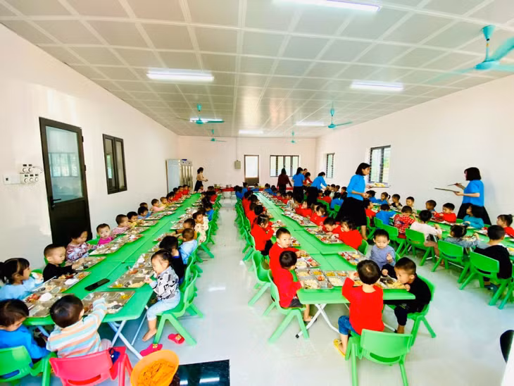 Bữa ăn bán trú của học sinh Trường Mầm non Húc Động (huyện Bình Liêu).