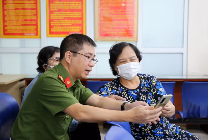Cán bộ Phòng Cảnh sát Quản lý hành chính về trật tự xã hội (Công an tỉnh) trực tiếp hướng dẫn người dân đăng ký và sử dụng tài khoản định danh điện tử.