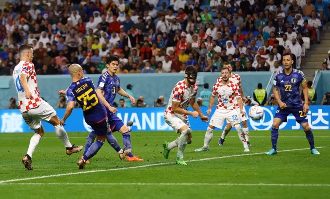 Maeda (số 25) đệm bóng mở tỷ số ở trận gặp Croatia. Ảnh: Reuters.