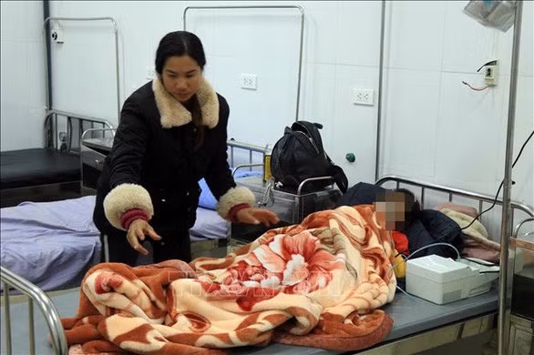 Đi dã ngoại với trường, 40 học sinh nhập viện sau bữa tối, nghi ngộ độc thực phẩm - Ảnh 1.