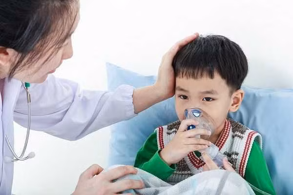 Trẻ bị hen phế quản dễ bị suy hô hấp và có nguy cơ tử vong khi lên cơn. Ảnh minh hoạ.