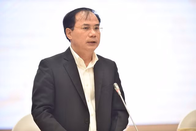 Thứ trưởng Bộ Xây dựng Nguyễn Văn Sinh trả lời câu hỏi của báo chí về tháo gỡ khó khăn, vướng mắc cho thị trường bất động sản, các dự án bất động sản - Ảnh: VGP/Quang Thương
