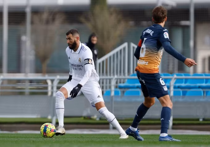 Benzema đá chính, đeo băng đội trưởng và đá trọn một hiệp trong trận giao hữu giữa Real với Leganes trên sân Valdebebas, Madrid ngày 15/12. Ảnh: realmadrid.com