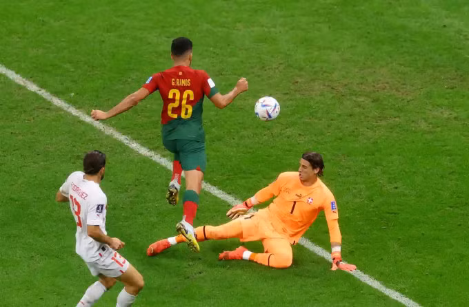 Tình huống Ramos bấm bóng qua Sommer để lập hat-trick. Ảnh: Reuters