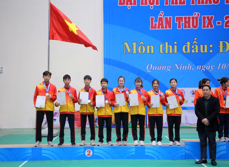 Các vận động viên trẻ của đoàn Quảng Ninh xuất sắc đoạt huy chương Bạc nội dung đồng đội đôi nam nữ