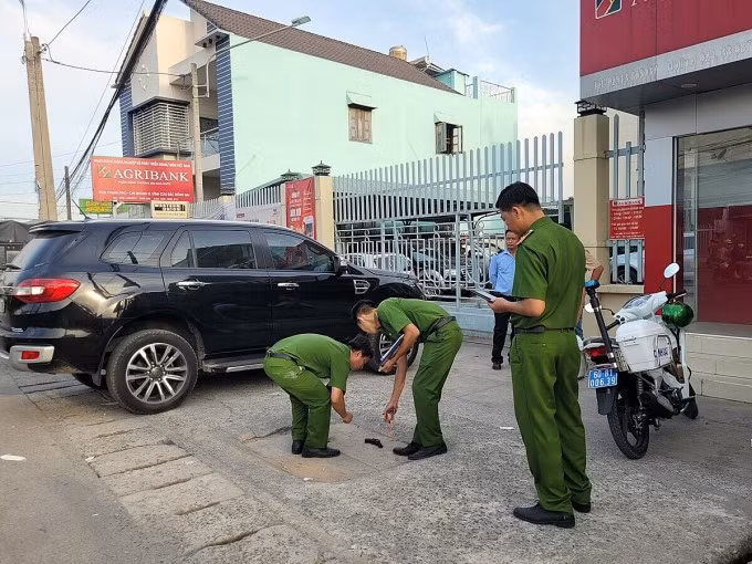 Công an khám nghiệm hiện trường vụ cướp. Ảnh: Thái An