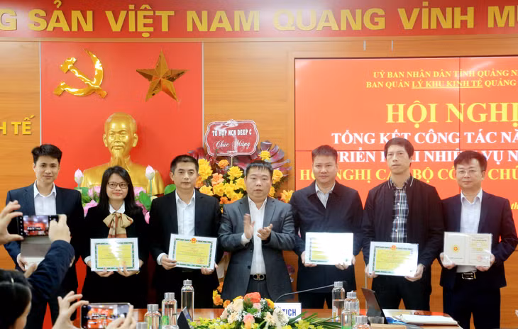 Lãnh đạo Ban Quản lý KKT tỉnh tặng giấy khen cho tập thể, cá nhân có thành tích trong năm.