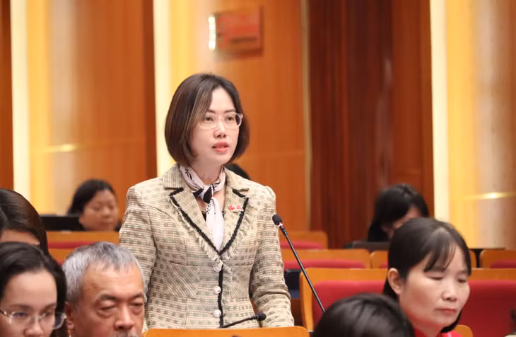 Đại biểu Trần Thị Thùy Liên, Tổ đại biểu TP Hạ Long, phát biểu tham luận tại hội trường.