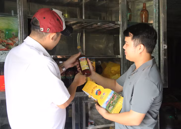 ...và tư vấn cho khách hàng các sản phẩm rượu phù hợp sử dụng và làm quà biếu Tết.