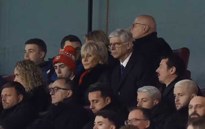 Cựu HLV Arsene Wenger (áo sơ-mi cổ trắng) lần đầu dự khán một trận đấu của Arsenal kể từ khi chia tay năm 2018. Ảnh: Reuters