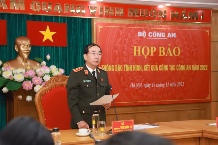 Thứ trưởng Trần Quốc Tỏ phát biểu tại họp báo.