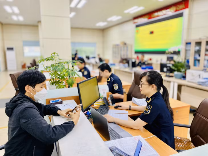 Công chức Chi cục Hải quan Cửa khẩu Móng Cái giải quyết thủ tục hải quan cho doanh nghiêp.