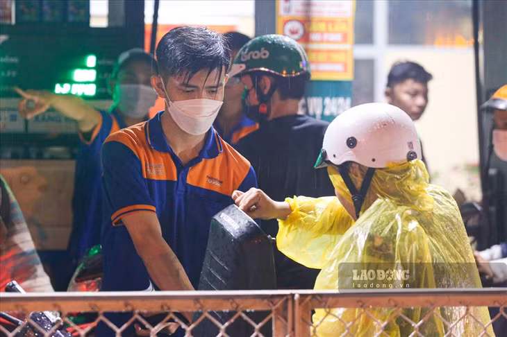 Tình trạng xếp hàng dài, chờ hàng tiếng đồng hồ mới mua được xăng, hay việc nhiều cây xăng đóng cửa nghỉ bán... là diễn biến nóng của thị trường xăng dầu thời gian qua. Ảnh: Ngọc Lê