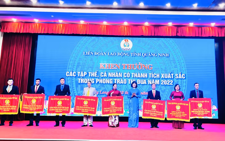 Các tập thể xuất sắc được nhận cờ của Tổng LĐLĐ Việt Nam.