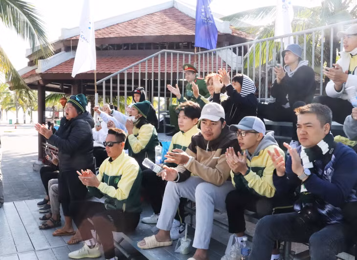 Khán giả cổ vũ nhiệt tình cho các đội tuyển thi đấu.