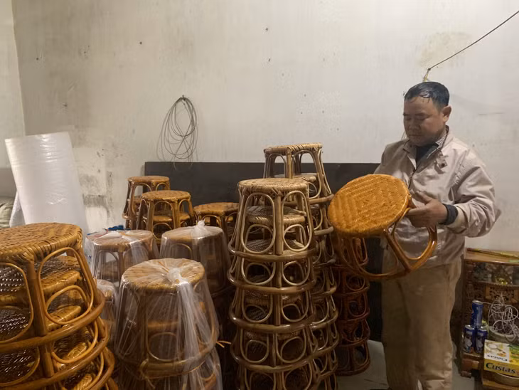 Ông Đặng Ngọc Sinh, Giám đốc HTX Hưng Thành, kiểm tra sản phẩm trước khi đưa ra thị trường.