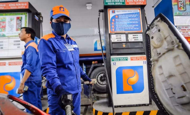 Chuyên gia cho rằng vẫn nên thu thuế bảo vệ môi trường với xăng dầu ở mức thấp để hỗ trợ doanh nghiệp và người dân. (Ảnh minh họa)