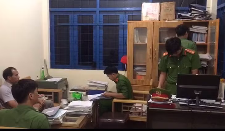 Cơ quan chức năng thực hiện lệnh khám xét nơi làm việc của 1 đối tượng trong vụ án.
