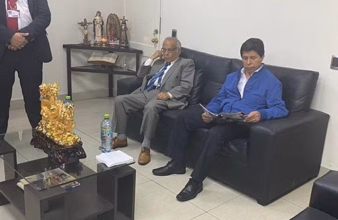 Ông Castillo (áo xanh) tại đồn cảnh sát sau khi bị phế truất hôm 7/12. Ảnh: Cảnh sát quóc gia Peru.