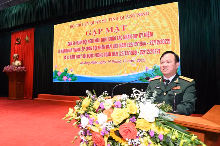 Đại tá Khúc Thành Dư, Ủy viên Ban Thường vụ Tỉnh ủy, Chỉ huy trưởng Bộ CHQS tỉnh Quang Ninh phát biểu tại buổi gặp mặt.