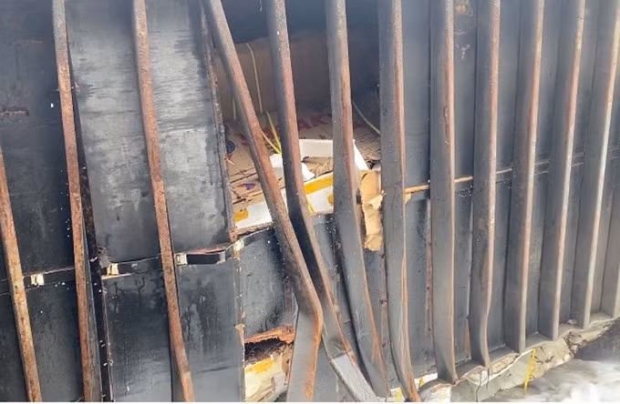 Một container bị hỏng, lộ hàng hóa chứa bên trong. Ảnh: Văn Tánh