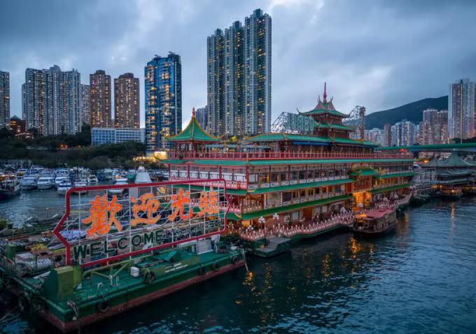 Lối lên Jumbo khi còn neo đậu ở Hong Kong. Ảnh: SCMP