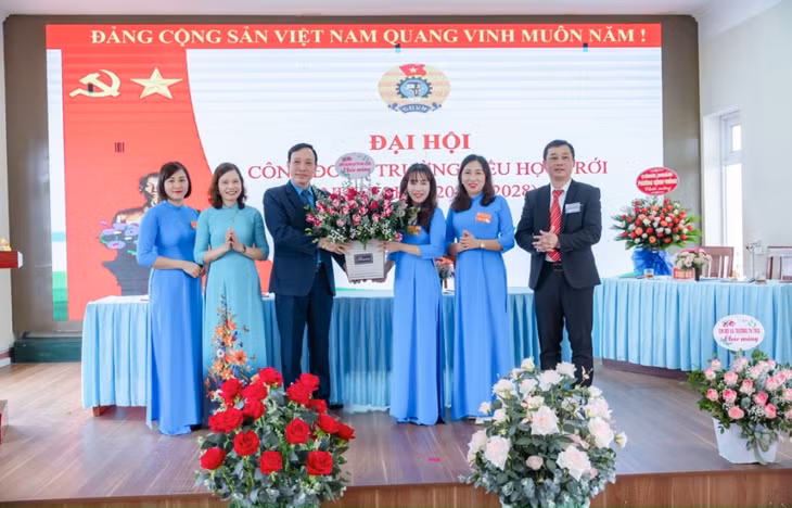 Lãnh đạo LĐLĐ TP Hạ Long tặng hoa chúc mừng ĐH Công đoàn Trường Tiểu học Trới (TP Hạ Long).