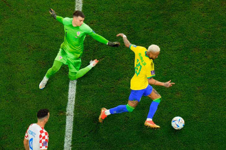 Neymar lừa qua thủ môn Livakovic trước khi ghi bàn mở tỷ số trên sân Education City ngày 9/12. Ảnh: AP