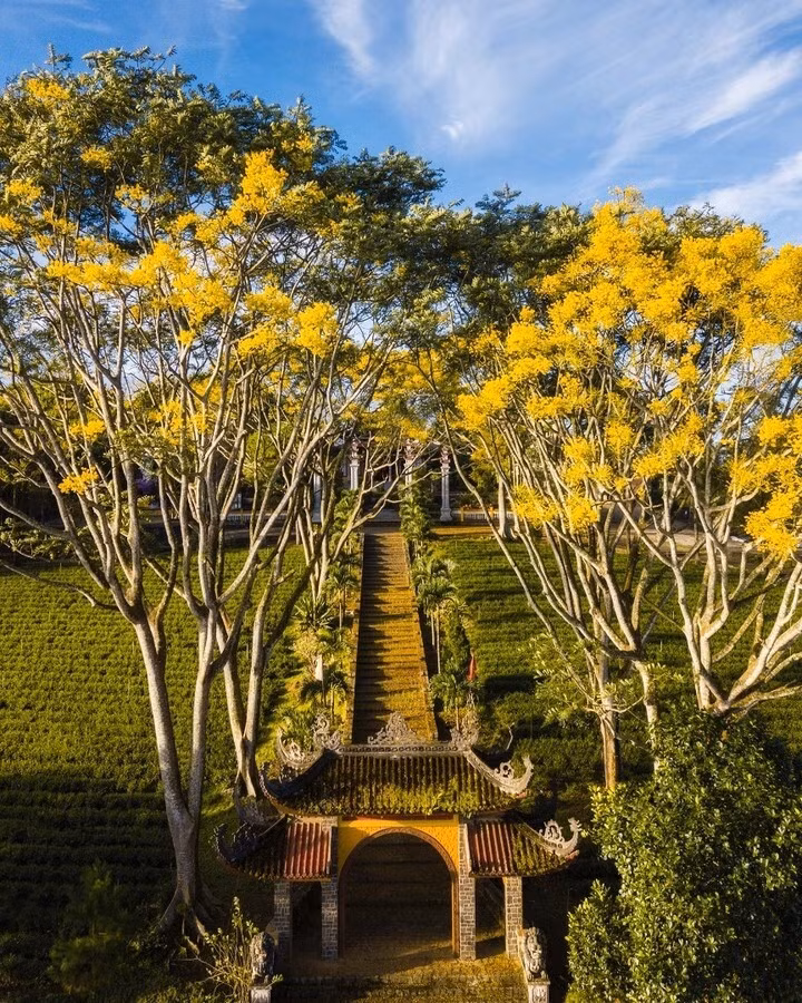 Khung cảnh thơ mộng như tranh vẽ trên đường vào tu viện. (Ảnh: thienpham_1107)
