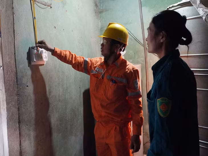 Hoàn thành hệ thống chiếu sáng cho gia đình chị Nguyễn Thị Tuyến.
