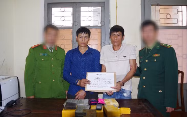 2 anh em ruột Lò Văn Diên và Lò Văn Hưng cùng tang vật 12 bánh heroin và 6.000 viên ma túy tổng hợp tại cơ quan điều tra. Ảnh: Anh Dũng