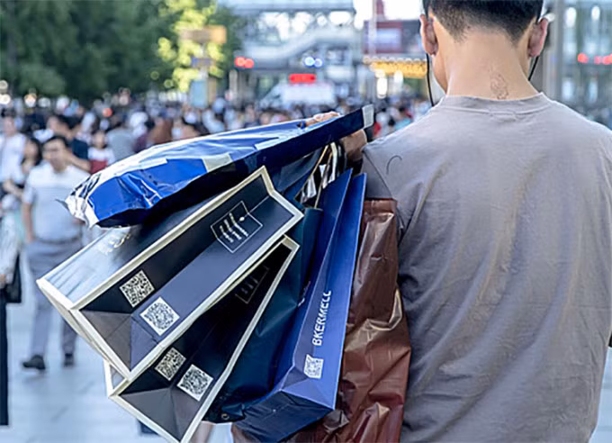 Mua sắm vô độ, không có kế hoạch quản lý tài chính là một trong những nguyên nhân khiến bạn không thể giàu có. Ảnh minh họa: Vox