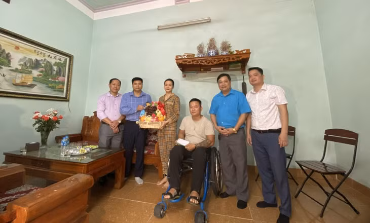 Lãnh đạo Công ty Than Uông Bí thăm, tặng quà gia đình cựu thợ lò Nguyễn Văn Huân.