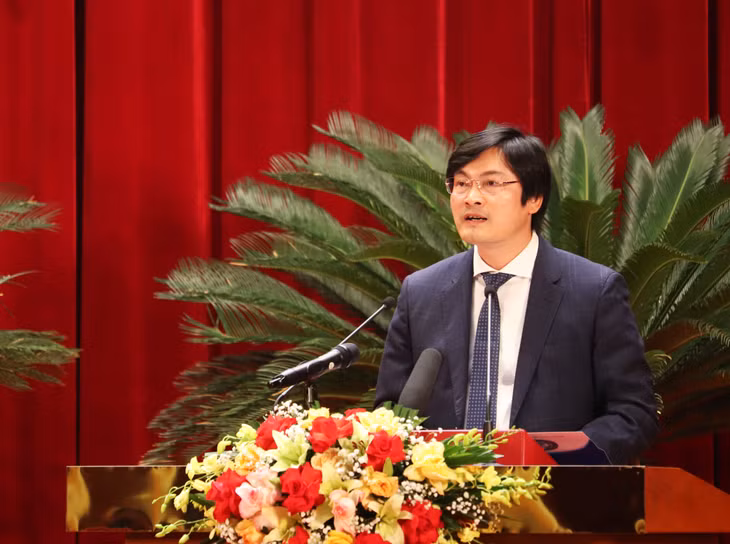 Đồng chí Nguyễn Trọng Diện, Giám đốc Sở Y tế, trình bày Tờ trình đề nghị ban hành Nghị quyết về chỉ tiêu bao phủ bảo hiểm y tế giai đoạn 2022-2025 trên địa bàn tỉnh.