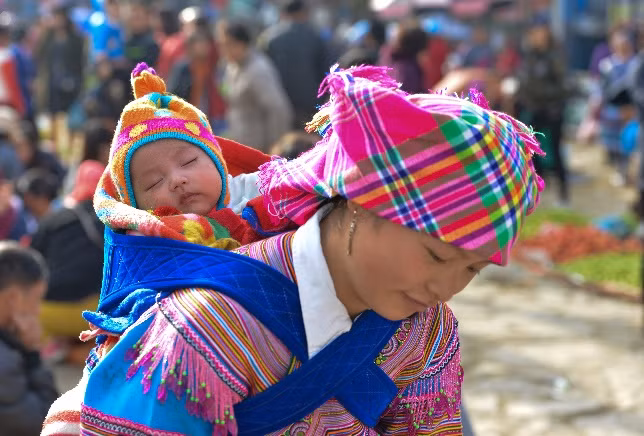 Theo mẹ đi chơi chợ Bắc Hà (Lào Cai).