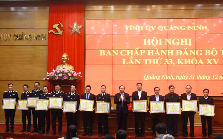 Đồng chí Bí thư Tỉnh ủy, Chủ tịch HĐND tỉnh trao Bằng khen của UBND tỉnh cho các tập thể có thành tích xuất sắc trong công tác thu ngân sách Nhà nước năm 2022.
