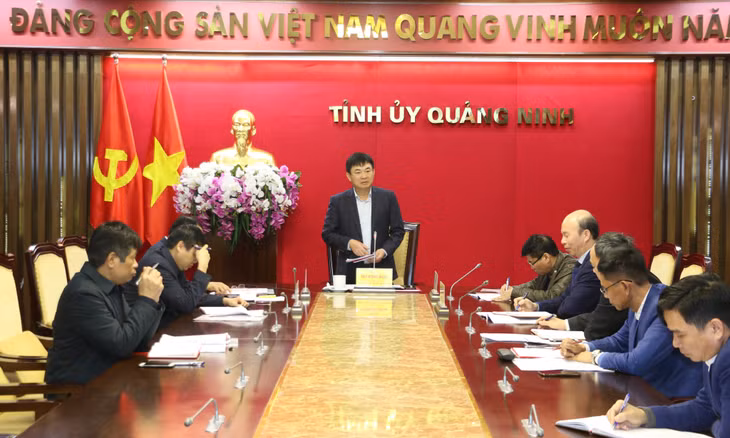 Đồng chí Ngô Hoàng Ngân, Phó Bí thư Thường trực Tỉnh ủy, Trưởng Đoàn ĐBQH tỉnh, phát biểu tại buổi làm việc.