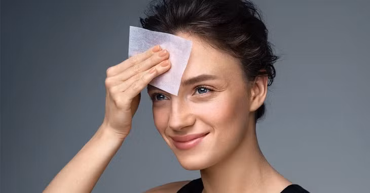 Da khô, thiếu nước khiến dầu tiết ra nhiều hơn và có thể gây ra mụn trứng cá. Ảnh: Dermaessentia.