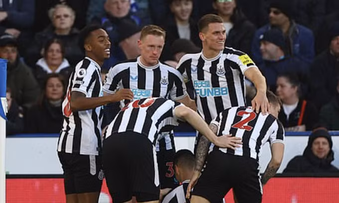 Cầu thủ Newcastle mừng bàn của Miguel Almiron trước Leicester trên sân King Power ở vòng 17 Ngoại hạng Anh tối 26/12. Ảnh: Reuters