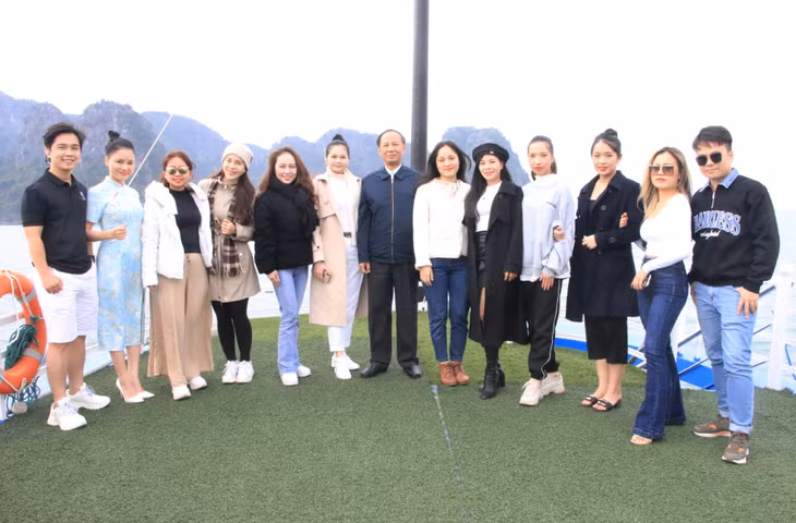 Đồng chí Nguyễn Văn Trường (thứ 7, trái sang), Phó Giám đốc Trung tâm Truyền thông tỉnh cùng các thí sinh của cuộc thi Tiếng hát hữu nghị Việt - Trung năm 2022 chụp ảnh lưu niệm trên Vịnh Hạ Long.