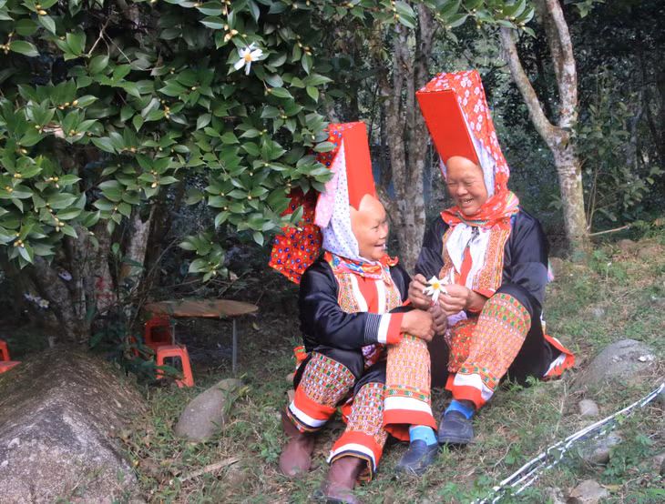 Hội hoa sở cũng là dịp để bà con gặp nhau trò chuyện, vui chơi sau một năm lao động vất vả.