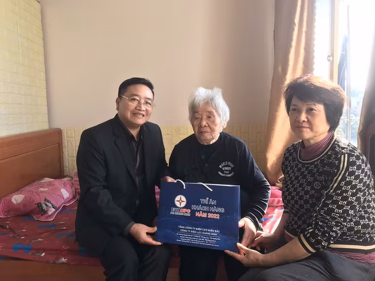 Ông Vũ Hữu Chương, Phó Bí thư Thường trực Đảng ủy, Chủ tịch Công đoàn Công ty tặng quà cho gia đình liệt sĩ, nhân tháng Tri ân khách hàng năm 2022.